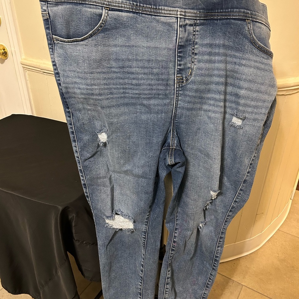 Torrid Super Soft Distressed Lean Jean With Pull-On Waistband Size 3S -22-24